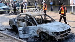 Des responsables de la sécurité et des secouristes se rassemblent sur le site après un attentat suicide devant les portes d'un tribunal de district à Islamabad, le 11 novembre 2025.