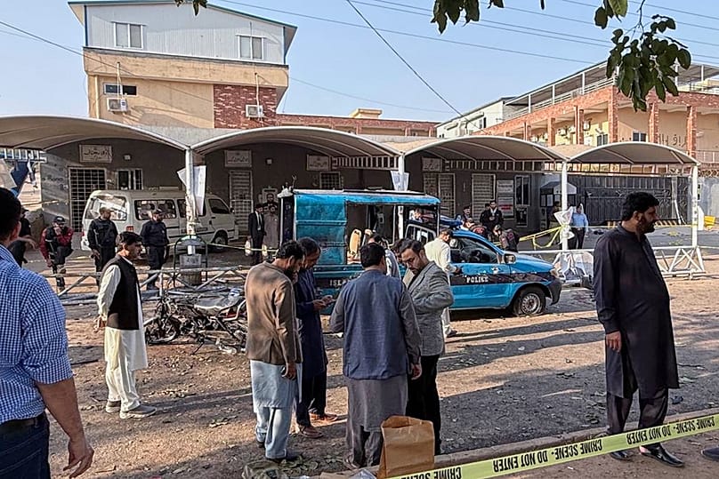 Des agents de sécurité et des secouristes se rassemblent sur le site après un attentat-suicide à la bombe devant les portes d'un tribunal de district à Islamabad, le 11 novembre 2025.