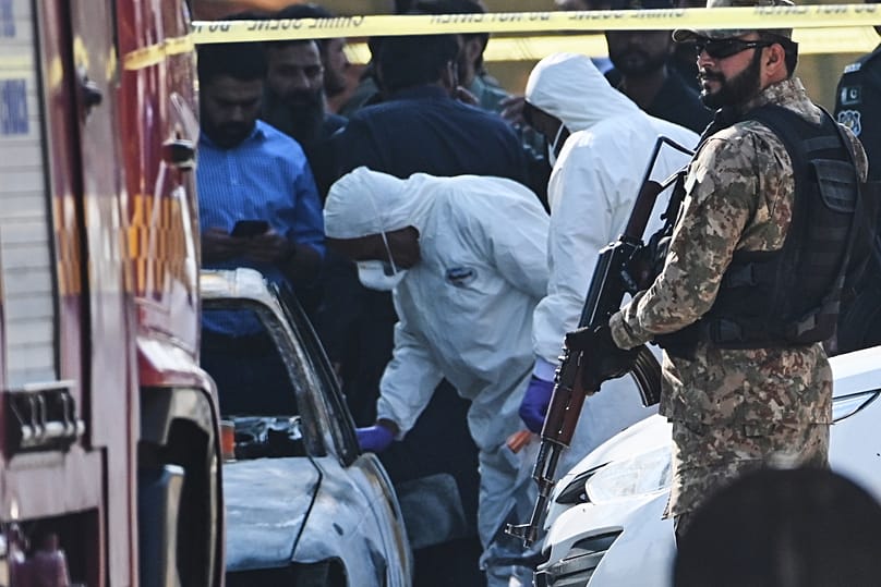 Des agents de sécurité et des secouristes se rassemblent sur le site après un attentat-suicide devant les portes d'un tribunal de district à Islamabad, le 11 novembre 2025.