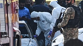 Ερευνητές της πακιστανικής αστυνομίας ελέγχουν αυτοκίνητο στο σημείο της επίθεσης αυτοκτονίας έξω απο δικαστήριο στο Ισλαμαμπάντ