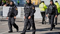 Deutsche Polizeibeamte gehen über das Oktoberfest, München, Deutschland, am Mittwoch, den 1. Oktober 2025.