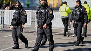 Φωτογραφία συμβόλου. Γερμανοί αστυνομικοί περπατούν μέσα στο Oktoberfest, το οποίο παραμένει κλειστό μετά από απειλή για βόμβα στο Μόναχο της Γερμανίας, Τετάρτη 1 Οκτωβρίου 2025.