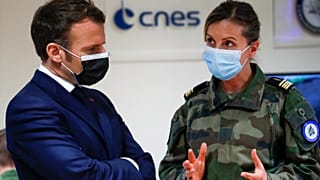 Fransa Cumhurbaşkanı Emmanuel Macron, solda, 12 Mart 2021 tarihinde Fransa'nın Toulouse kentindeki Fransa Ulusal Uzay Ajansı'nı (CNES) ziyareti sırasında Fransız ordusundan bir yüzbaşıyı dinliyor.