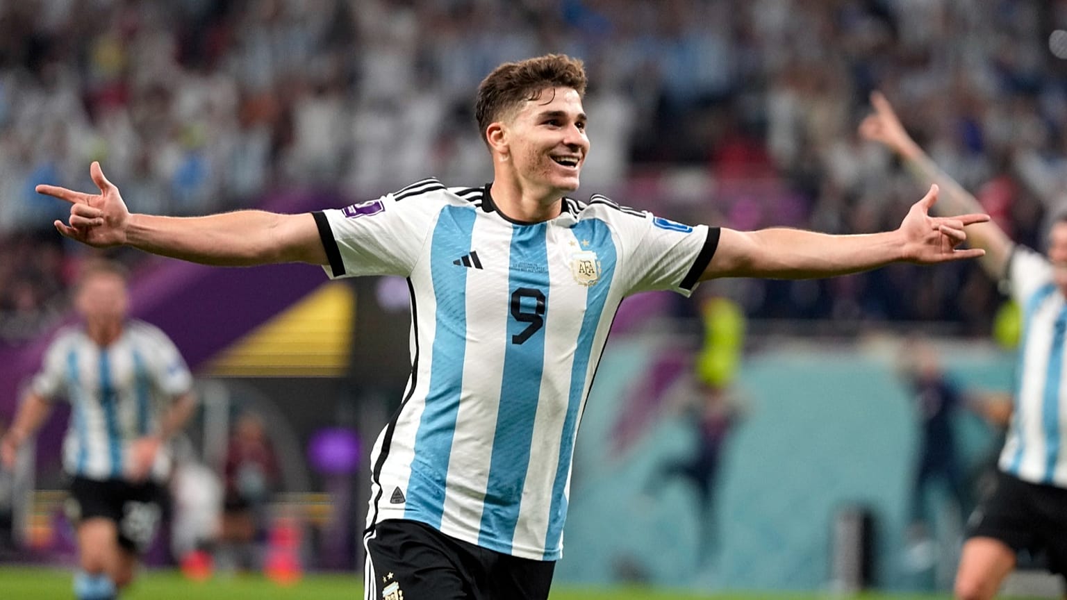 Julián Álvarez, de Argentina, celebra el segundo gol de su equipo en el estadio Ahmad Bin Ali de Doha, Qatar, el sábado 3 de diciembre de 2022.