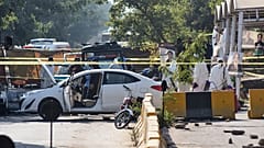 يقوم المحققون الباكستانيون بفحص موقع الحادث عقب تفجير انتحاري خارج بوابات محكمة مقاطعة في إسلام أباد، باكستان، يوم الثلاثاء 11 نوفمبر 2025. (تصوير: وكالة أسوشيتد برس 