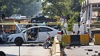 يقوم المحققون الباكستانيون بفحص موقع الحادث عقب تفجير انتحاري خارج بوابات محكمة مقاطعة في إسلام أباد، باكستان، يوم الثلاثاء 11 نوفمبر 2025. (تصوير: وكالة أسوشيتد برس 