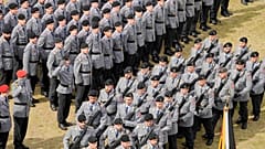 Nuevos reclutas de la Bundeswehr en una ceremonia de juramento frente al parlamento del estado de Renania del Norte-Westfalia el 4 de septiembre de 2025.