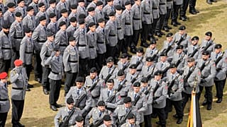 Novos recrutas da Bundeswehr numa cerimónia de juramento em frente ao parlamento do estado da Renânia do Norte-Vestefália, em 4 de setembro de 2025