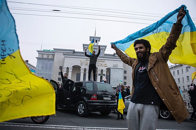 DOSSIER - Des Ukrainiens se rassemblent dans le centre-ville pour célébrer la reconquête de leur ville, Kherson, Ukraine, samedi 12 novembre 2022. 