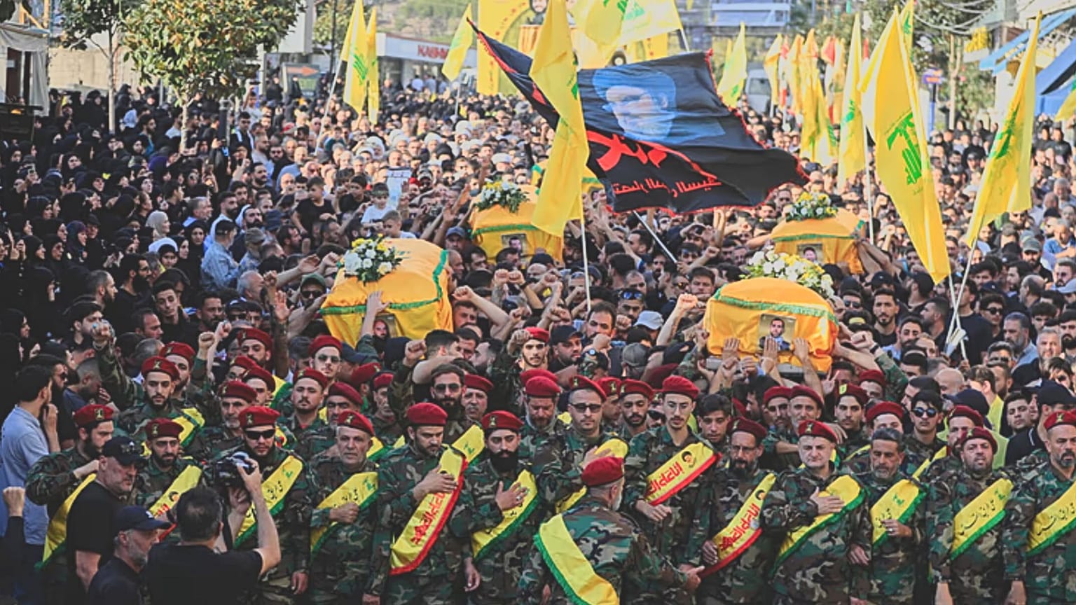 Gyászolók viszik az izraeli csapásokban megölt öt Hezbollah harcos koporsóját a dél-libanoni Nabatieh városban, 2025. november 2.).