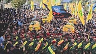 Gyászolók viszik az izraeli csapásokban megölt öt Hezbollah harcos koporsóját a dél-libanoni Nabatieh városban, 2025. november 2.).