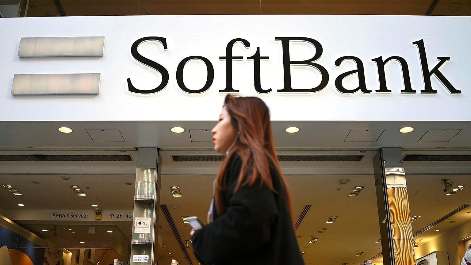 Kobieta spaceruje przed sklepem SoftBank w dzielnicy handlowej Ginza w Tokio, 20 stycznia 2020 r. (AP Photo/Eugene Hoshiko, File)