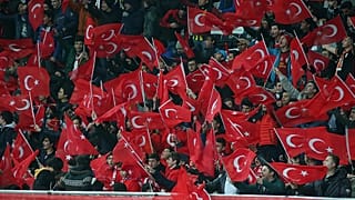 Болельщики размахивают турецкими флагами перед началом футбольного матча в Стамбуле, 22 декабря 2016 года