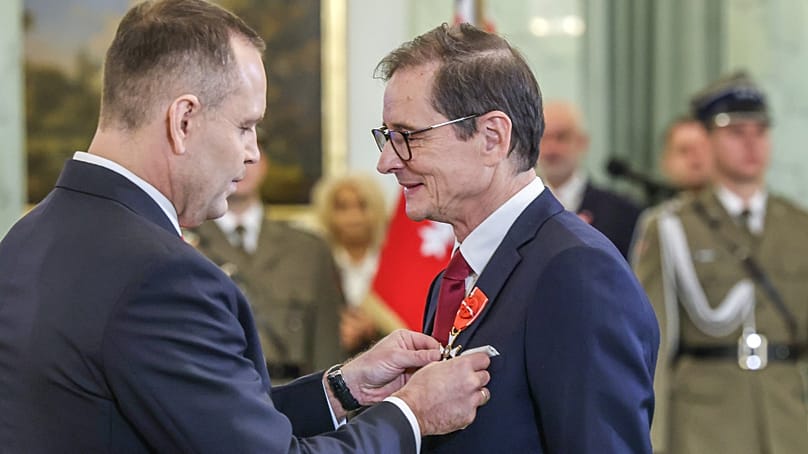 Prezydent Karol Nawrocki wręcza Order Odrodzenia Polski Przemysławowi Babiarzowi.
