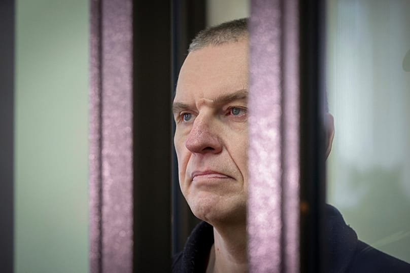 Zdj. archiwalne: Dziennikarz Andrzej Poczobut stoi w klatce dla oskarżonych w sądzie w Grodnie na Białorusi, 16 stycznia 2023 r.