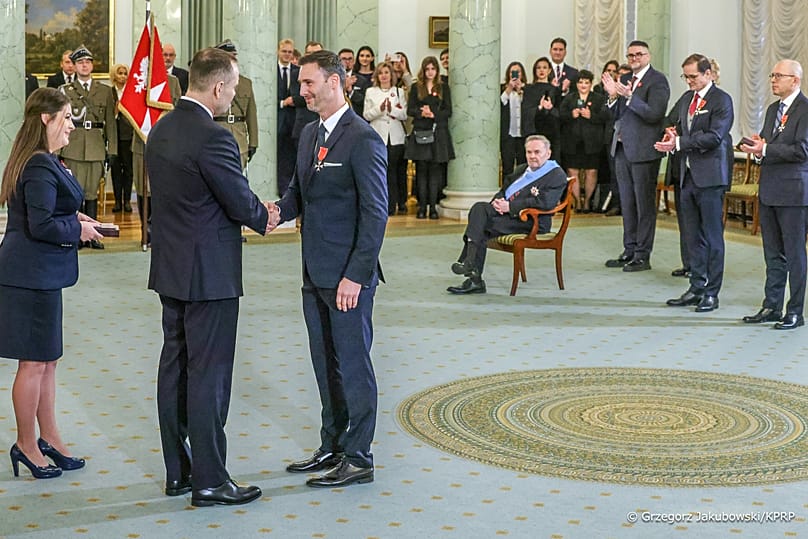 Prezydent Karol Nawrocki wręcza odznaczenie z okazji Narodowego Święta Niepodległości Sławoszowi Uznańskiemu-Wiśniewskiemu, 11.11.2025 r.