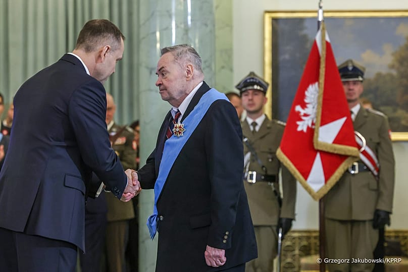 Prezydent Karol Nawrocki wręcza Order Orła Białego Waldemarowi Łysiakowi.