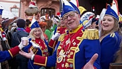 Menschen feiern und singen.
