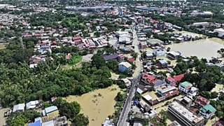Une ville est cernée par les eaux de crue après le passage du typhon Fung-wong, dans la province de Cagayan, dans le nord des Philippines, mardi 11 novembre 2025.