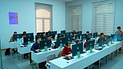 Aula de formación para empresas tecnológicas en la Nueva Universidad de Uzbekistán