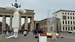 Гигантская спираль и презерватив перед Бранденбургскими воротами