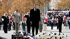 Frankreichs Präsident Emmanuel Macron nimmt an den Gedenkfeiern zum 107. Jahrestag des Waffenstillstands vom elften November 1918 teil.