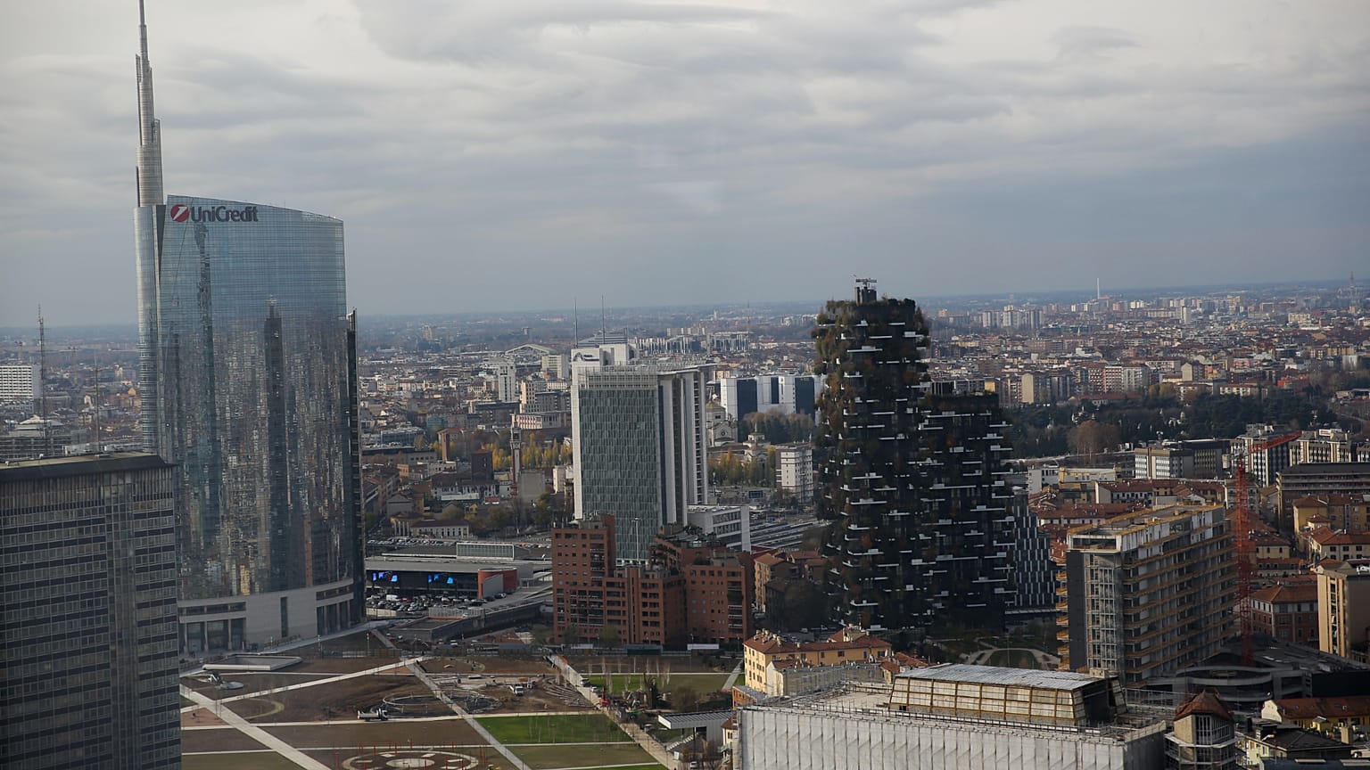 La sede di Unicredit a Milano accanto al Bosco Verticale