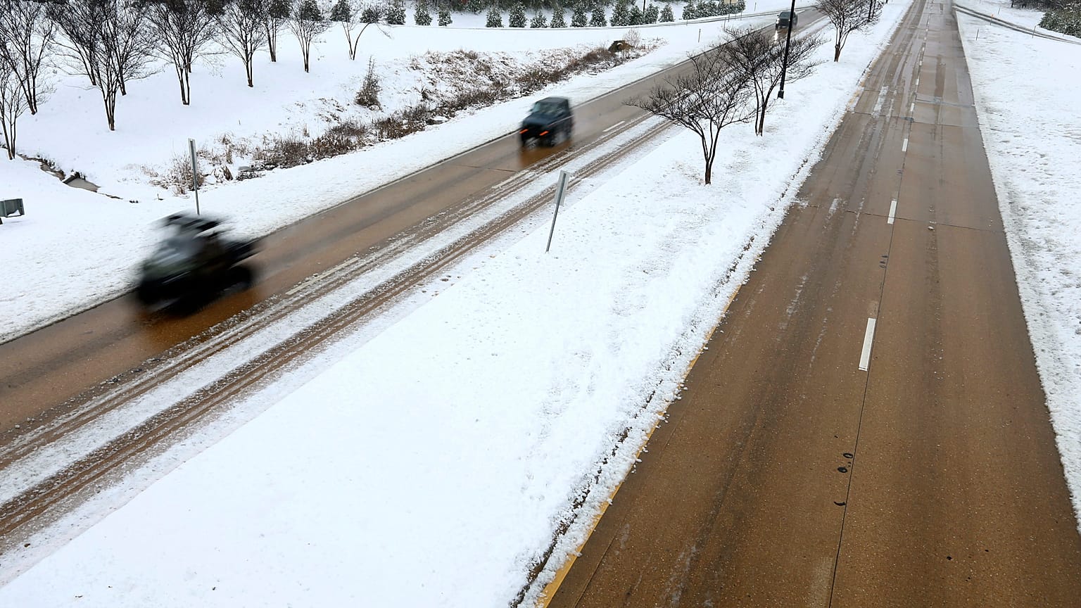 Sybolfoto.Verkehr auf dem McCollough Blvd., nachdem Schnee gefallen ist, am Freitag, dem 10. Januar 2025, in Tupelo (Mississippi).