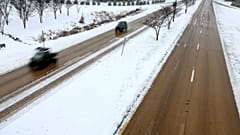 Sybolfoto.Η κυκλοφορία στην McCollough Blvd. μετά την πτώση του χιονιού, Παρασκευή, 10 Ιανουαρίου 2025, στο Tupelo, Mississippi.