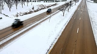 Sybolfoto.Verkehr auf dem McCollough Blvd., nachdem Schnee gefallen ist, am Freitag, dem 10. Januar 2025, in Tupelo (Mississippi).