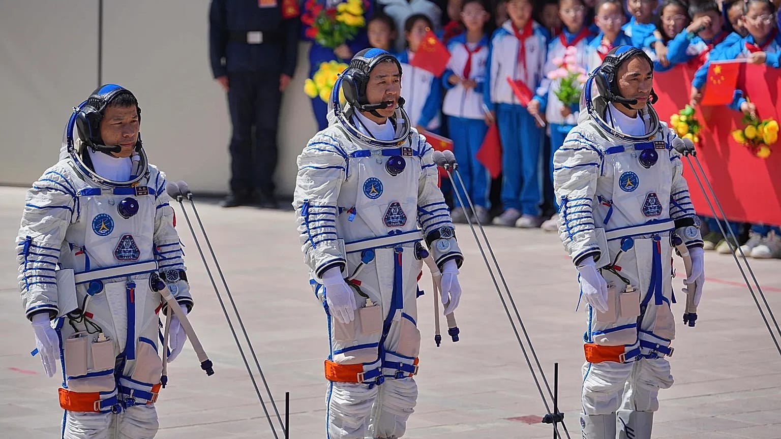 Chinesische Astronautinnen und Astronauten nehmen am 24. April 2025 an einer Abschiedszeremonie für Shenzhou 20 am Weltraumbahnhof Jiuquan in Nordwestchina teil.