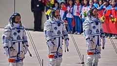Chinesische Astronautinnen und Astronauten nehmen am 24. April 2025 an einer Abschiedszeremonie für Shenzhou 20 am Weltraumbahnhof Jiuquan in Nordwestchina teil.