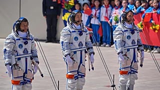 Des astronautes chinois assistent à une cérémonie de départ pour la mission Shenzhou 20 à la base de lancement de Jiuquan, au nord-ouest de la Chine, le 24 avril 2025.