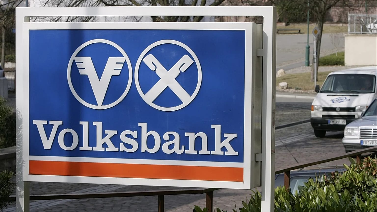 FILE - Вид на табличку отделения Народного банка, Фольксбанка, в Мюнзингене, южная Германия, понедельник, 25 февраля 2008.