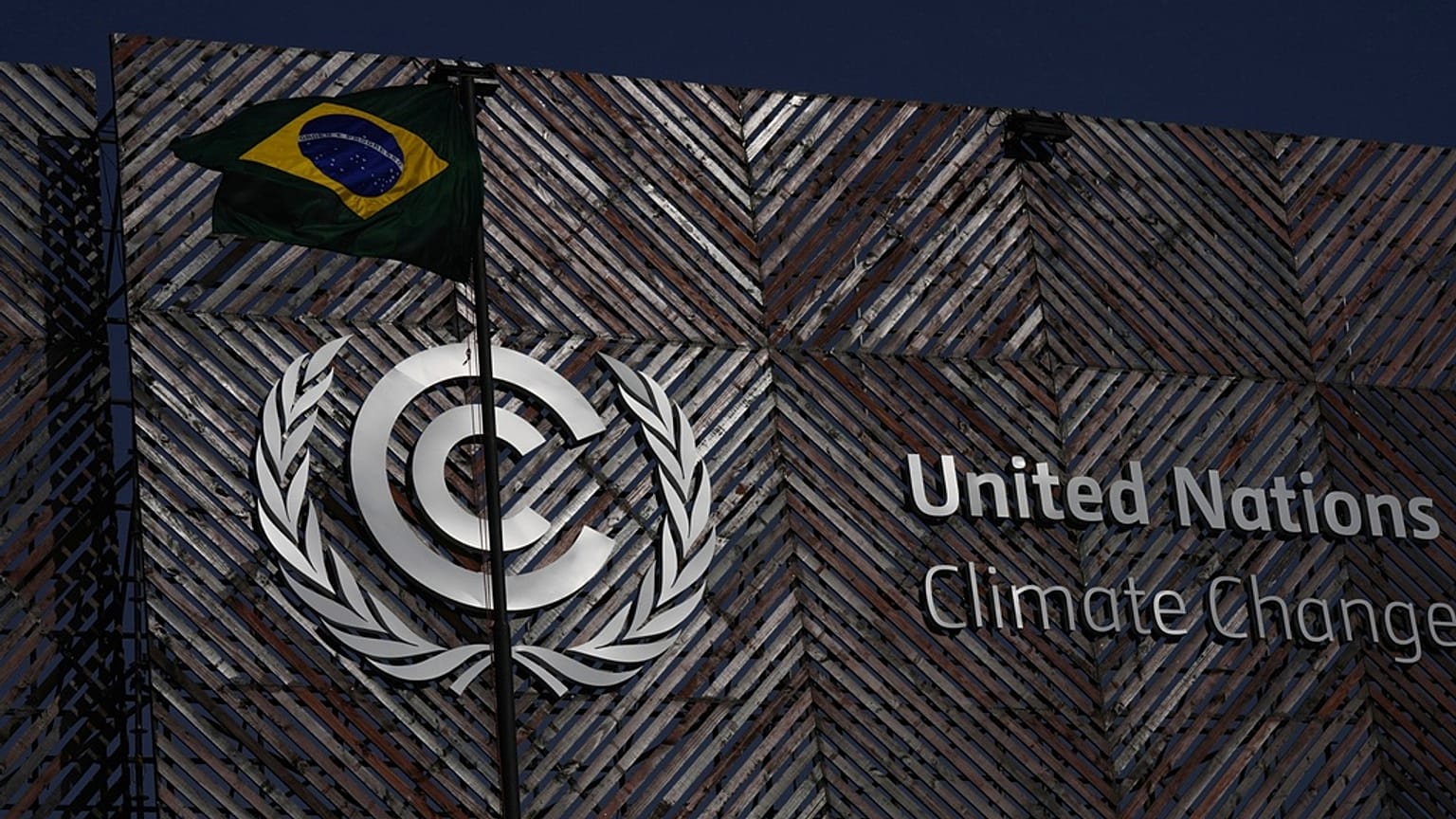  علم البرازيل خارج مقر انعقاد قمة الأمم المتحدة للمناخ COP30، الثلاثاء 11 نوفمبر 2025، في بيليم، البرازيل.