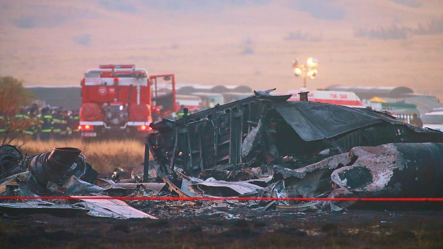 فایل: هواپیمای حمل و نقل نظامی Hercules C130 نیروی هوایی ایالات متحده پس از فرود اضطراری موفقیت آمیز در فرودگاه فریهگی در بوداپست، در زمین دیده شد، 13 مارس 2003