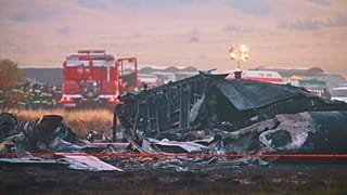 فایل: هواپیمای حمل و نقل نظامی Hercules C130 نیروی هوایی ایالات متحده پس از فرود اضطراری موفقیت آمیز در فرودگاه فریهگی در بوداپست، در زمین دیده شد، 13 مارس 2003