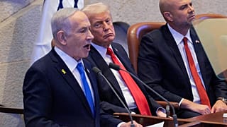 رئيس الوزراء الإسرائيلي بنيامين نتنياهو يلقي كلمة أمام الكنيست، بحضور الرئيس دونالد ترامب ورئيس الكنيست الإسرائيلي، أمير أوهانا، يوم الاثنين 13 أكتوبر/تشرين الأول 2025