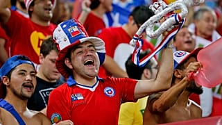 Şilili taraftarlar, 2014 Dünya Kupası B Grubu'ndaki Şili-Avustralya maçı öncesi Brezilya'nın Cuiabá kentindeki Arena Pantanal'da tepki gösteriyor.