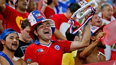 Şilili taraftarlar, 2014 Dünya Kupası B Grubu'ndaki Şili-Avustralya maçı öncesi Brezilya'nın Cuiabá kentindeki Arena Pantanal'da tepki gösteriyor.