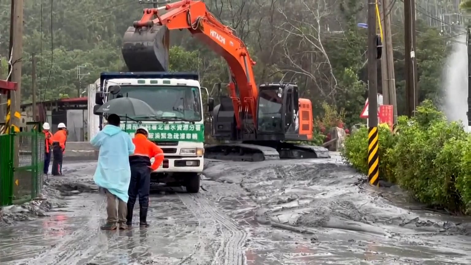 Überflutete Straßen. Im Dorf Mingli im Landkreis Hualien im Osten Taiwans laufen die Aufräumarbeiten.