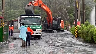 Überflutete Straßen. Im Dorf Mingli im Landkreis Hualien im Osten Taiwans laufen die Aufräumarbeiten.