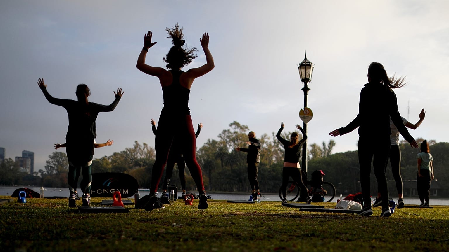 Ludzie ćwiczą w parku w Buenos Aires w Argentynie, 2 czerwca 2021 r.