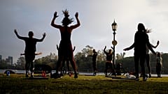 Menschen trainieren in einem Park in Buenos Aires, Argentinien, am zweiten Juni 2021.
