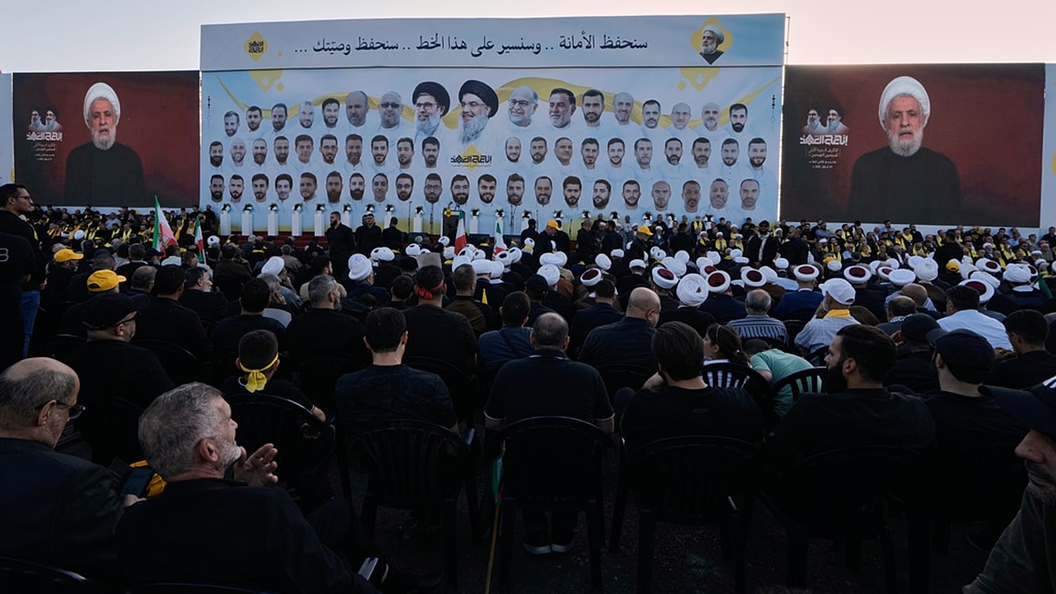 يستمع الناس إلى زعيم حزب الله نعيم قاسم وهو يلقي خطابًا متلفزًا، بيروت، لبنان، السبت 27 سبتمبر 2025.