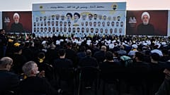 يستمع الناس إلى زعيم حزب الله نعيم قاسم وهو يلقي خطابًا متلفزًا، بيروت، لبنان، السبت 27 سبتمبر 2025.