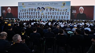 يستمع الناس إلى زعيم حزب الله نعيم قاسم وهو يلقي خطابًا متلفزًا، بيروت، لبنان، السبت 27 سبتمبر 2025.