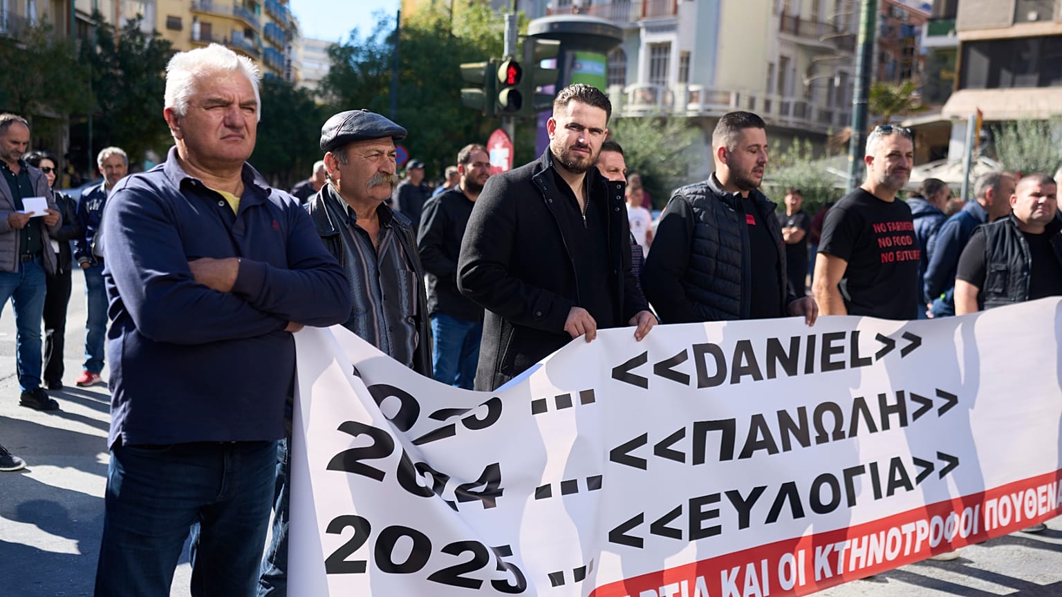 Фермеры перед зданием Министерства аграрного развития в Афинах 11 ноября 2025 года из-за массового забоя скота для борьбы с оспой овец и скандала с субсидиями ЕС.