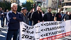 Фермеры перед зданием Министерства аграрного развития в Афинах 11 ноября 2025 года из-за массового забоя скота для борьбы с оспой овец и скандала с субсидиями ЕС.