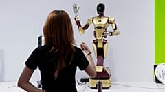 Un expositor da órdenes a un robot en el stand de Nvidia durante una conferencia en Pekín, China, el 18 de julio de 2025.